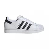 Zapatillas Adidas Superstar blancas con las tres tiras laterales en negro y contrafuerte trasero en cuero negro.