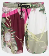 Bermuda de viscosa con estampado floral estilo patchwork, cintura elástica con cordón ajustable y bolsillos laterales.
