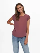 Camiseta básica negra de manga corta, con cuello redondo y diseño de espalda más larga.