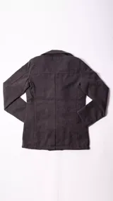 Saco de paño para hombre, estilo peacoat, de color gris oscuro. Presenta diseño de doble abotonadura, solapas clásicas y forro interior capitoneado.