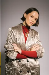 Blazer oversize plateado con leve relieve, solapas clásicas, cuatro botones, hombros marcados y forro interior.