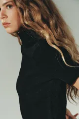 Jersey de punto suave con cuello subido y manga corta, con acabados en vuelta en los bordes.