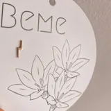 Aros pequeños con forma de rayo, color dorado, hechos en plata 925.