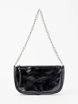Cartera pequeña de cuero negro con acabado brillante, de diseño rectangular con esquinas redondeadas. Cuenta con cierre superior y una tira de cadena metálica plateada para llevar al hombro.