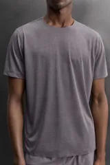 Camiseta de running Zara Athleticz confeccionada en tejido técnico semitransparente, ligero y elástico. Presenta cuello redondo, manga corta y bajo con aberturas laterales con acabados termofijados.