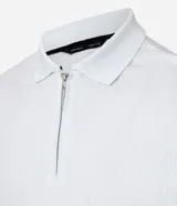 Remera polo blanca de algodón con cuello inglés y cremallera.