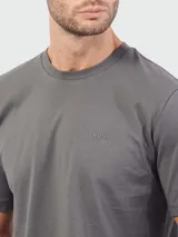 Remera de algodón de corte regular, color gris oscuro, con cuello redondo y logo de la marca bordado discretamente en el pecho.