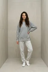 Sweater de calce relajado y cuello redondo, con mangas largas y aberturas laterales funcionales con botones.