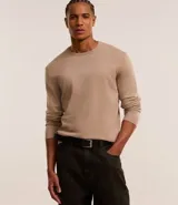 Cinturón de cuero negro liso con hebilla metálica plateada de forma rectangular.