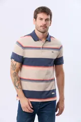 Remera polo de manga corta con cuello azul marino y diseño de rayas horizontales en beige, azul marino y coral. Incluye botones personalizados y logo bordado en el pecho.