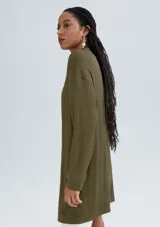 Saco largo color verde oliva, de tela acanalada, con mangas largas y corte recto.