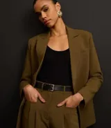 Pantalón wide leg de viscosa color negro, con cintura alta, trabillas, cinturón con hebilla cuadrada, bolsillos delanteros y pliegues.