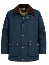 Campera tipo encerada marca Bagual, de color azul marino, con cuello camisero de pana marrón oscuro, cierre frontal con cremallera y solapa con botones a presión metálicos. Cuenta con bolsillos frontales con solapa, bolsillos calientamanos a la altura del pecho y forro interior con patrón a cuadros.