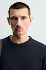 Jersey de corte regular fit, tejido en lana de origen italiano, con cuello redondo y manga larga. Presenta acabados en rib en puños y ruedo.