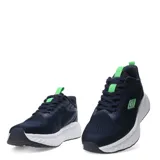 Championes deportivos Umbro modelo Fury, color negro con logo de la marca en blanco en el lateral. Presentan un diseño de malla textil transpirable, cierre con cordones y una entresuela robusta con amortiguación.