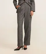 Pantalón de vestir gris con textura tweed, de corte recto, cintura alta con pliegues delanteros y bolsillos laterales.
