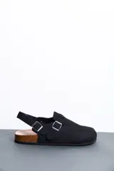 Sandalias cerradas color negro con tiras ajustables con hebillas metálicas y tira trasera. Suela de corcho y goma.