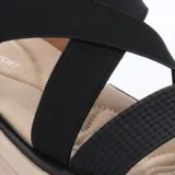 Sandalias de plataforma color tostado con tiras cruzadas elásticas y ajuste con velcro en el tobillo.