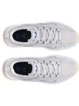 Championes Under Armour modelo Street Mirage, color gris con detalles en blanco y suela de goma color caramelo. Presentan una parte superior de malla transpirable con superposiciones de gamuza, entresuela de EVA acolchada y cierre de cordones estándar.