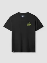 Camiseta negra de algodón orgánico con estampado amarillo de una oruga y texto en japonés en el lateral superior izquierdo y en la espalda. Corte regular fit.