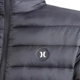 Campera puffer verde militar con cierre frontal, cuello alto y logo de la marca en el pecho.