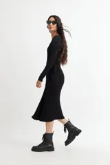Vestido midi negro de tejido de punto acanalado, con escote redondo y mangas largas.