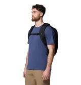 Mochila negra de 30 litros con compartimento principal y funda interior acolchada para portátil, bolsillos laterales de malla para botellas y panel trasero transpirable.