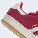 Championes Adidas Campus 00s color borgoña con las tres tiras blancas y suela color crema.