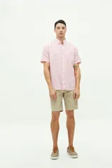 Camisa de manga corta confeccionada en una mezcla de lino y algodón, con cuello clásico, cierre frontal de botones y bolsillo en el pecho con logo bordado.