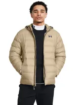 Campera puffer con capucha Under Armour, color beige, con cierre frontal, bolsillos laterales con cremallera y logo de la marca en el pecho. Cuenta con tecnología UA Storm repelente al agua y aislamiento térmico.