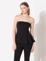 Top strapless negro con volados en la parte inferior y cierre en la espalda.