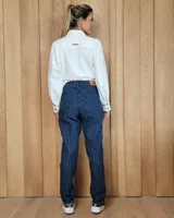 Pantalón de jean de corte recto y tiro medio, en color gris oscuro con efecto lavado. Presenta cierre frontal con botón y bolsillos laterales y traseros.