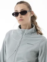 Campera polar de micropolar color gris, de corte recto con cierre frontal completo, cuello alto y bolsillos laterales. Cuenta con el logo de la marca bordado en el pecho.