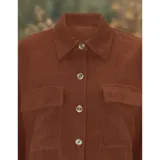 Sobre camisa de pana azul marino, con cuello francés, cierre frontal de botones, bolsillos plaqué en el pecho y manga larga de calce suelto.