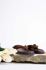 Sandalias marrones con tira ancha de cuero sintético trenzado.