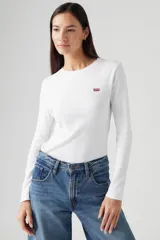 Remera blanca de manga larga con cuello redondo y el logo de Levi's en rojo bordado en el pecho.