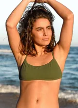 Top de bikini acanalado color mostaza con tirantes finos.