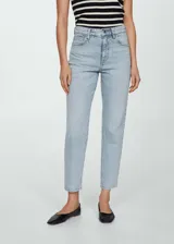 Pantalón de jean estilo mom-fit, de tiro alto, con cinco bolsillos, trabillas para cinturón y cierre frontal con cremallera y botón.