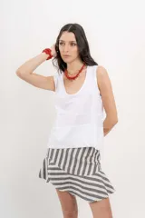 Musculosa blanca de algodón orgánico con escote en U, cortes irregulares y mezcla de texturas.