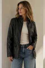 Campera estilo cazadora confeccionada en cuero ovino italiano, con cierre frontal y cinta interna ajustable a la cintura. Cuenta con bolsillos frontales con solapa, cuello alto y mangas largas.