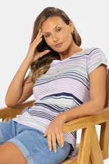Remera de manga corta con escote en V y botones, con estampado de rayas horizontales en tonos pastel.