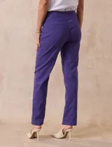 Pantalón celeste en gabardina elastizada marca Zac & Rachel. Pretina ancha con faja interna modeladora. Largo de pierna con costura frontal pespunteada. Trasera con bolsillos ojal simulados.