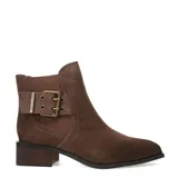 Botas tipo chelsea de cuero negro con acabado texturizado, taco cuadrado bajo y detalle de tira lateral con hebilla metálica.