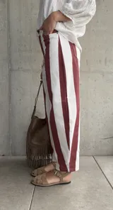 Jean barrel de tiro medio, con diseño de rayas verticales en color rojo y blanco, confeccionado en denim sin elastano.