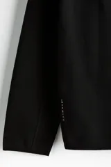 Campera deportiva negra con capucha, cierre frontal y bolsillos laterales con cierre. Confeccionada en tejido funcional efecto neopreno con tecnología DryMove™ para absorber el sudor.