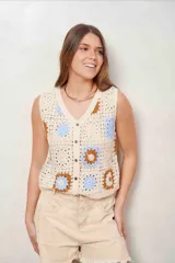 Chaleco tejido a crochet de diseño floral multicolor, con escote en V y cierre frontal de botones.