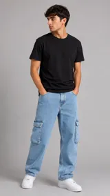 Pantalón cargo de denim color celeste, de corte holgado y diseño recto, con bolsillos laterales con solapa en las piernas.