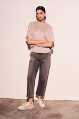 Sweater rosa de lurex con mangas cortas amplias y cuello redondo.