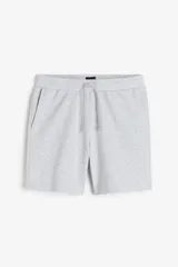 Short de felpa liviana en color gris melange, con cintura elástica y cordón de ajuste, bolsillos al bies y un bolsillo trasero. Presenta corte estándar para una silueta clásica y cómoda.