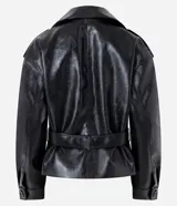 Campera tipo trench coat en PU color negro, de manga larga, con solapa amplia, hombreras decorativas y cinturón ajustable con hebilla en la cintura.